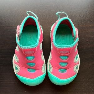 Keen stingray shoes. Toddler girl size 6